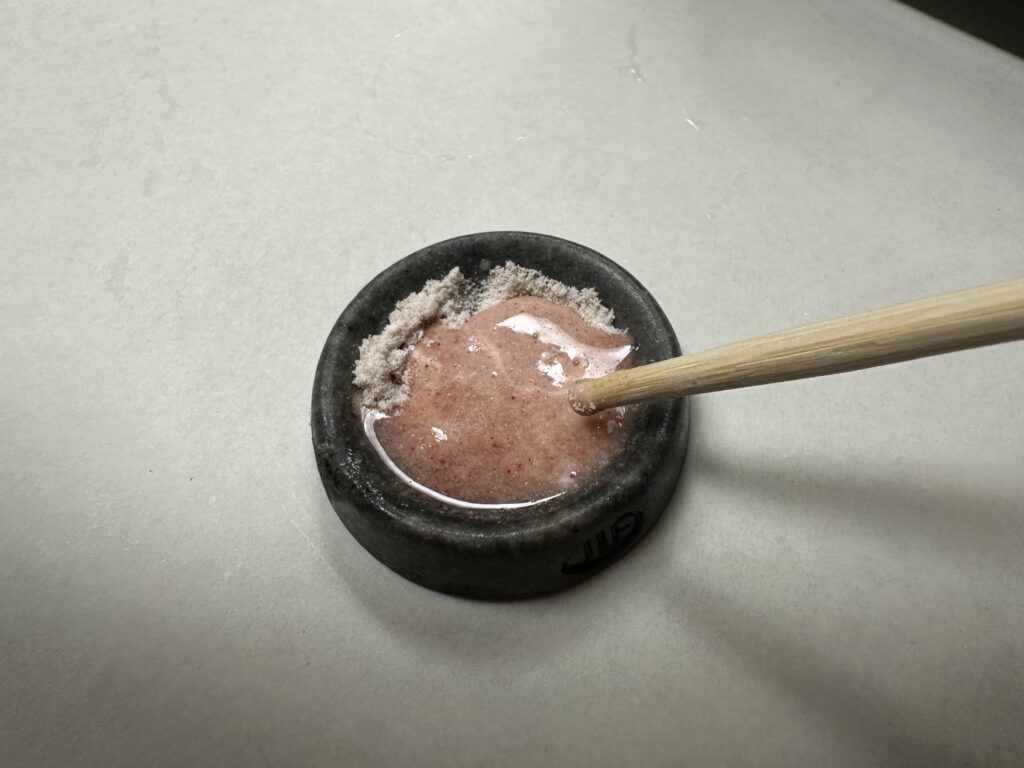 크레스티드 게코에게 줄 먹이를 새로 준비하는 모습